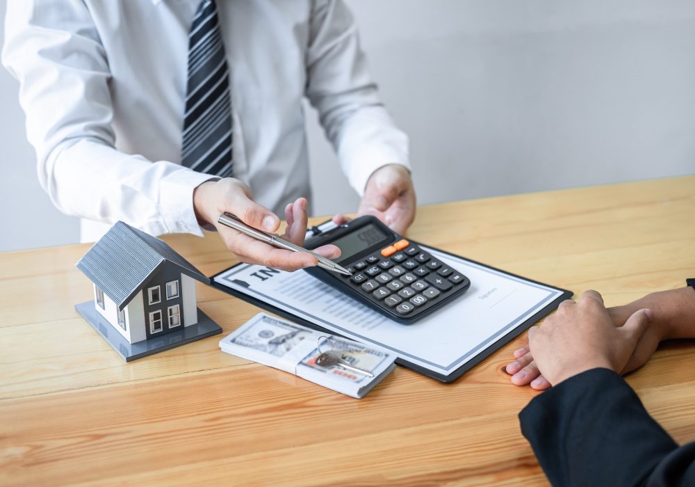 estate-agent-are-presenting-home-loan-and-giving-house-to-client-after-signing-agreement-contract.jpg estate-agent-are-presenting-home-loan-and-giving-house-to-client-after-signing-agreement-contract.jpg